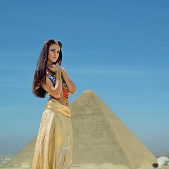 photo "Женский портрет на фоне Египетской пирамиды"