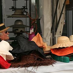 photo "market: the seller of hats"