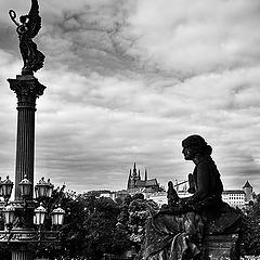 фото "Статуи и Пражский Град"