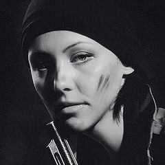 фото "Portrait of a pretty girl with a revolver."