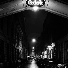 фото "Ночная улица и фигура"