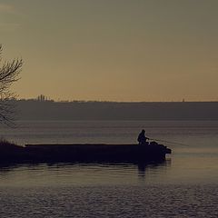 фото "Дерево и рыбак"