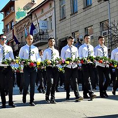 фото "Гимназия туризма Велико Тырново - стриит парад по главной улице города !!!"