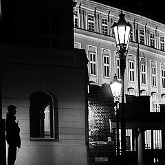 фото "Ночная фигура, окна и фонари"