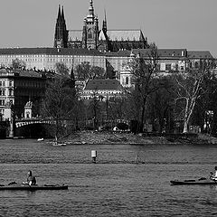 photo "Пражский Град и туристы-водники"