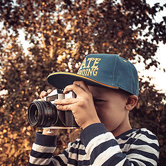 фото "мальчик с фотоаппаратом"