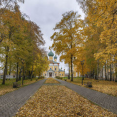 фото "Главная аллея кремля в Угличе"