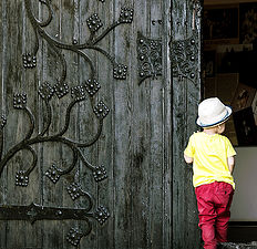фото "Маленький человек и большая дверь..."
