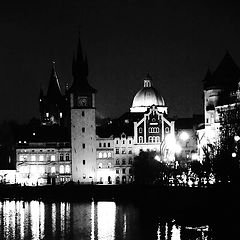 фото "Ночные башни, дома и река Влтава"