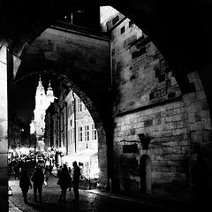 photo "Ночные ворота и люди"
