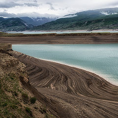 фото "Чиркейское водохранилище — водоём в Дагестане , образованный на реке Сулак."