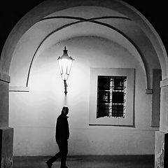 фото "Ночная аркада и фигура"