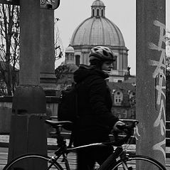 photo "Башня, колонны и велосипедистка"