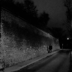 фото "Ночная стена и фигура"