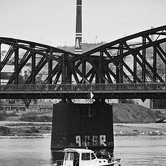 фото "Дымоход, мост и судно"