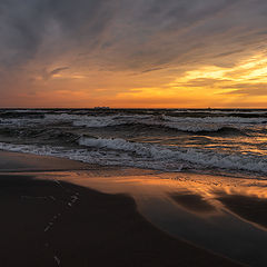 фото "Рисует море на песке"