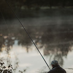 фото "С утра сидит на озере любитель-рыболов..."