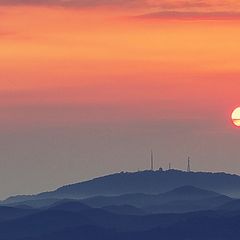 фото "The sun sets on a distant horizon"