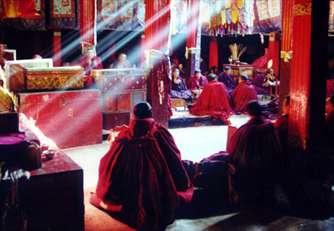 photo "Lighting in Temple" tags: travel, Asia