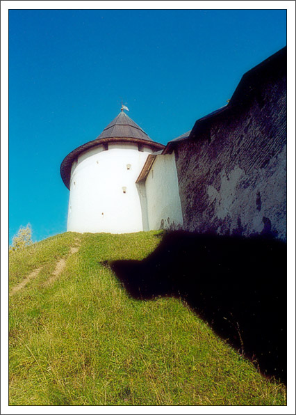 фото "Псково-Печорский монастырь. Крепостная башня #1" метки: путешествия, пейзаж, Европа