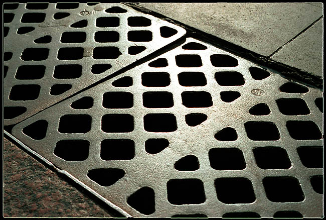 photo "Rain sewer grill" tags: genre, architecture, landscape, 