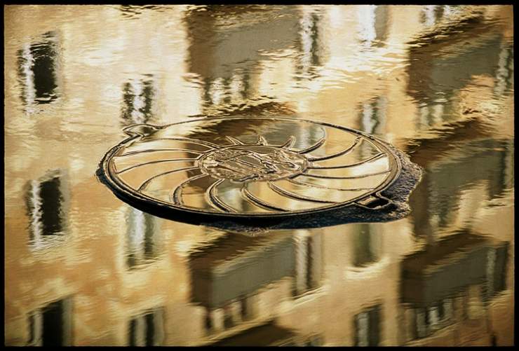 photo "Golden manhole cover" tags: genre, architecture, landscape, 