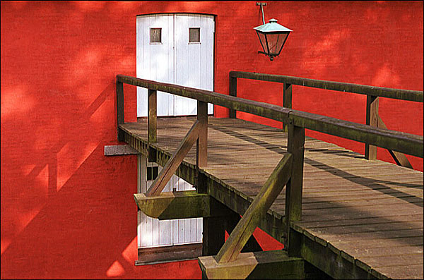 photo "White door" tags: architecture, travel, landscape, Europe