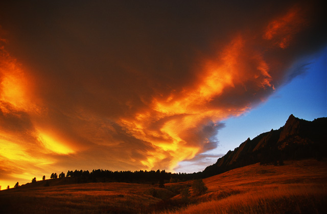 фото "Flatirons Fire" метки: пейзаж, закат, облака