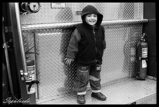 photo "I&acute;ll be a Fireman !" tags: reporting, portrait, children