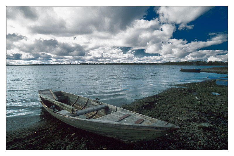 photo "Boat under the clouds" tags: landscape, clouds, water