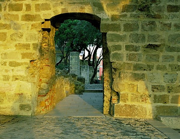 photo "Archway" tags: travel, architecture, landscape, Europe