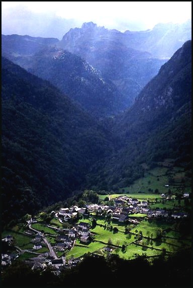 photo "Rayon de lumiere sur les montagnes" tags: landscape, mountains