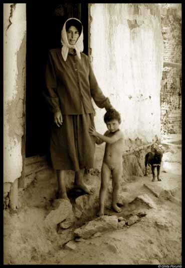 photo "A woman gipsy with her doughter" tags: misc., travel, 