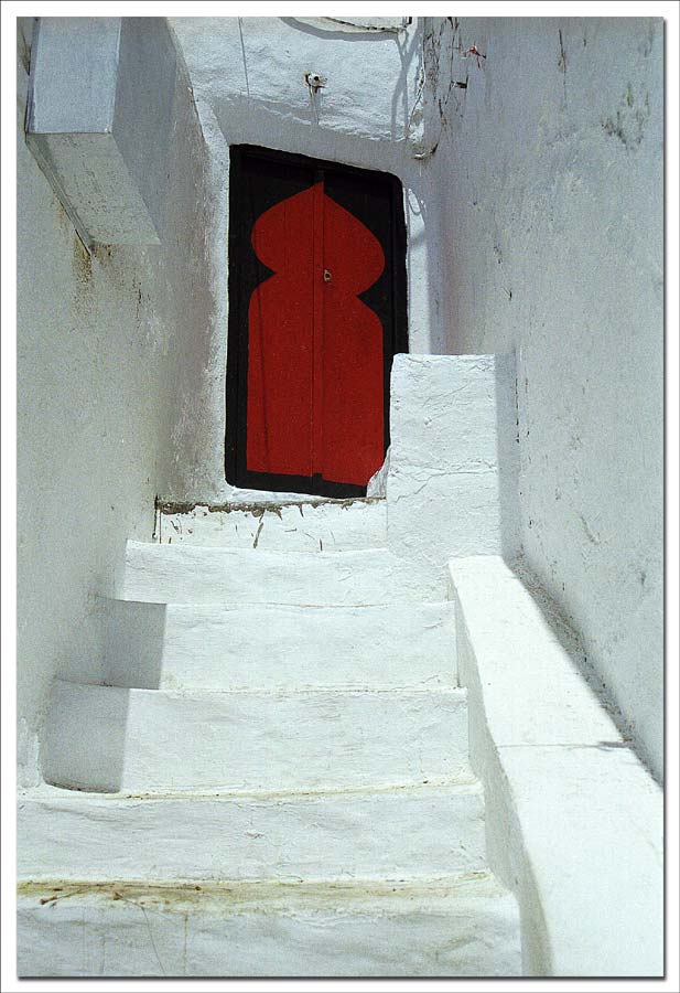photo "The Red Door" tags: architecture, travel, landscape, Africa