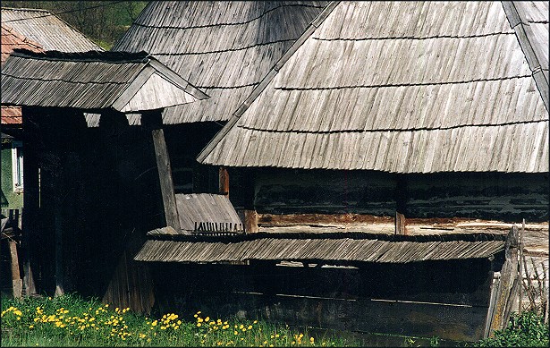 photo "Transsylvanian farmhouse" tags: architecture, travel, landscape, Europe