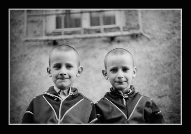 photo "twins" tags: reporting, portrait, children