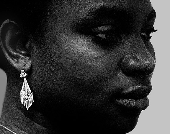 photo "The Earing" tags: portrait, woman