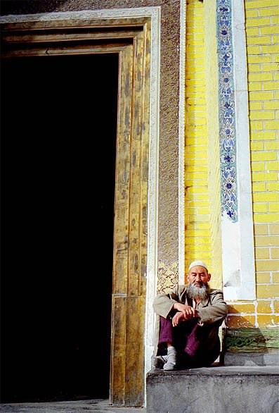 photo "The old man outside the mosque" tags: travel, portrait, Asia, man