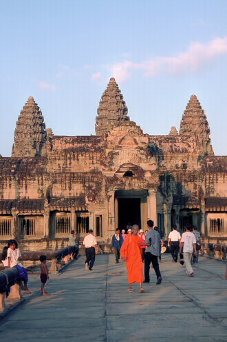 photo "The way to temple" tags: travel, architecture, landscape, Asia