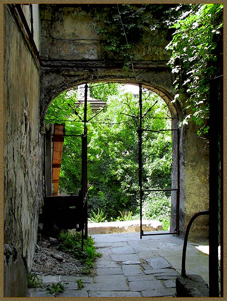 photo "Double-exit courtyard" tags: architecture, travel, landscape, Europe