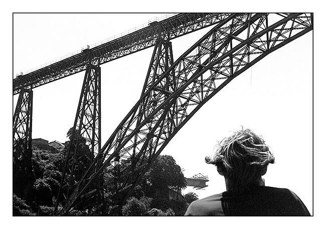 photo "Looking at the bridge" tags: architecture, travel, landscape, Europe