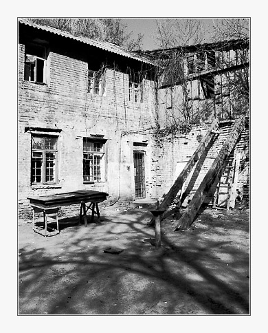 photo "Wide sharp angle, which equals 90 degree" tags: architecture, landscape, 
