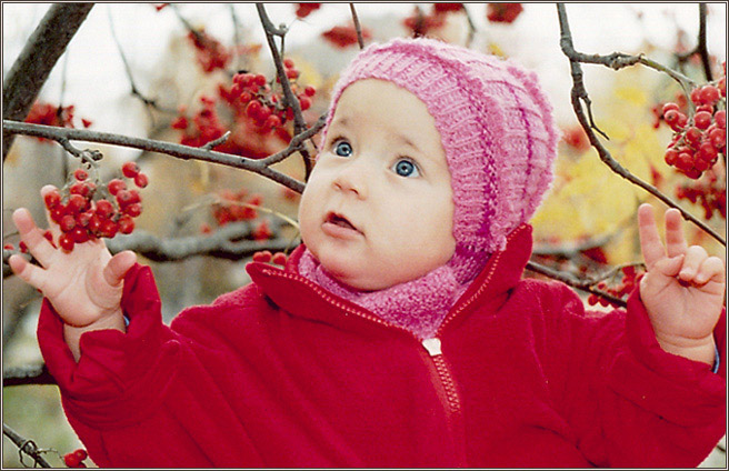 photo "The child in a mountain ash" tags: portrait, children