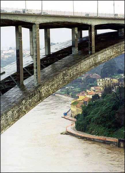 photo "Under the bridge" tags: architecture, travel, landscape, Europe