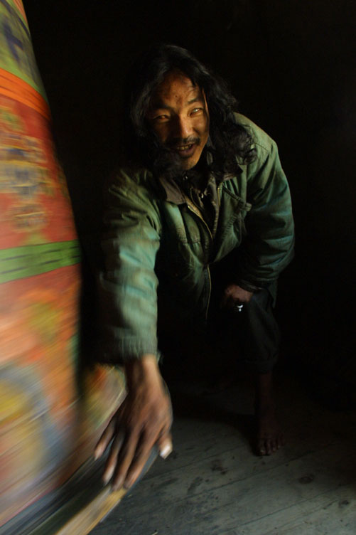 photo "Blind man turning prayer wheel" tags: travel, portrait, Asia, man