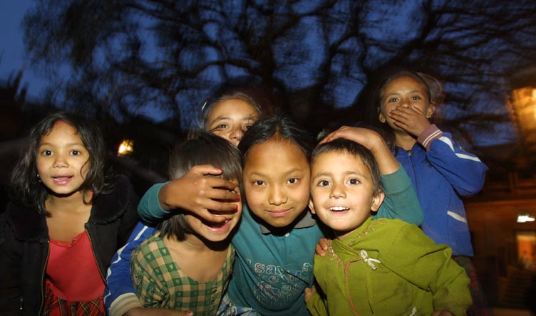 photo "Street kids a dusk" tags: travel, portrait, Asia, children