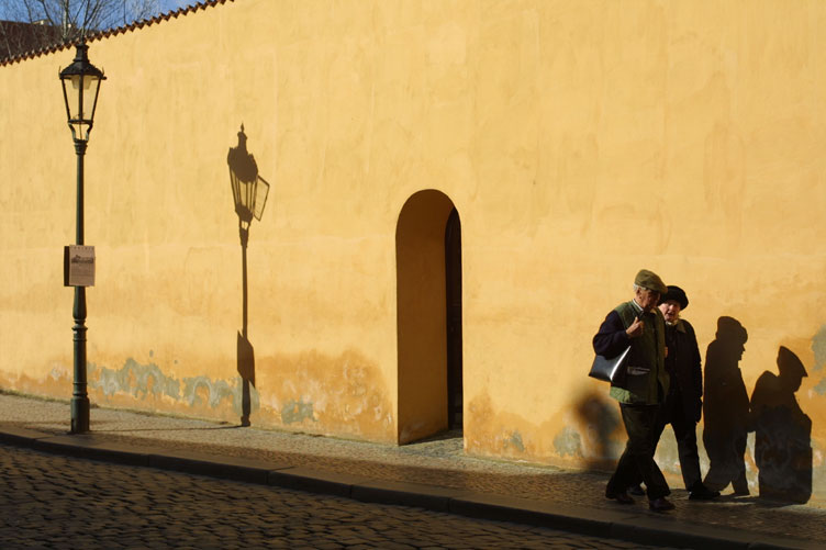 фото "Couple in Prague street" метки: путешествия, репортаж, Европа