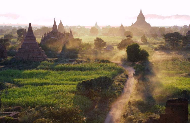 фото "Pagodas at sunset in Bagan / Myanmar" метки: путешествия, пейзаж, Азия, закат
