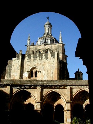 фото "Old Cathedral in Coimbra" метки: архитектура, пейзаж, 