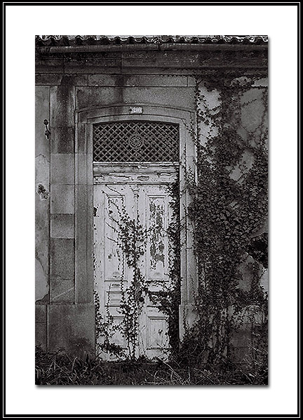photo "* THE DOOR THAT IS NOT OPENED *" tags: architecture, landscape, 